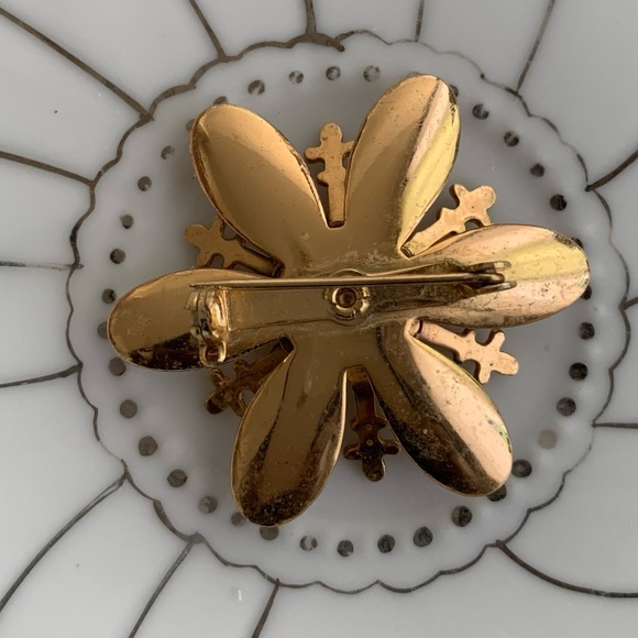 Goldtone fleur de lis starburst on petals motif brooch - Picture 2 of 3